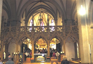 Foto vom Altarraum im Breisacher Münster