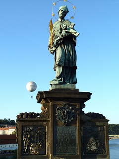 Foto des hl. Nepomuk auf der Karlsbrücke in Prag
